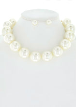 Load image into Gallery viewer, Pearl Choker
